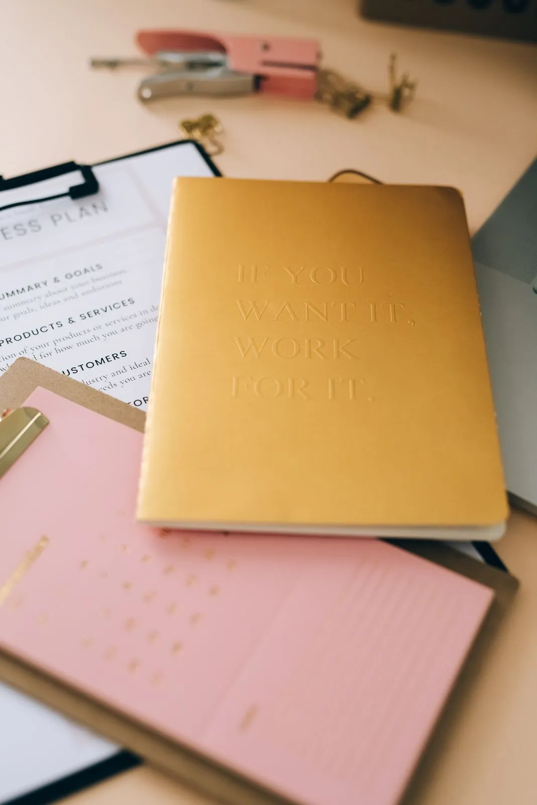 Documents sur un porte-documents avec une chemise et des accessoires de bureau.