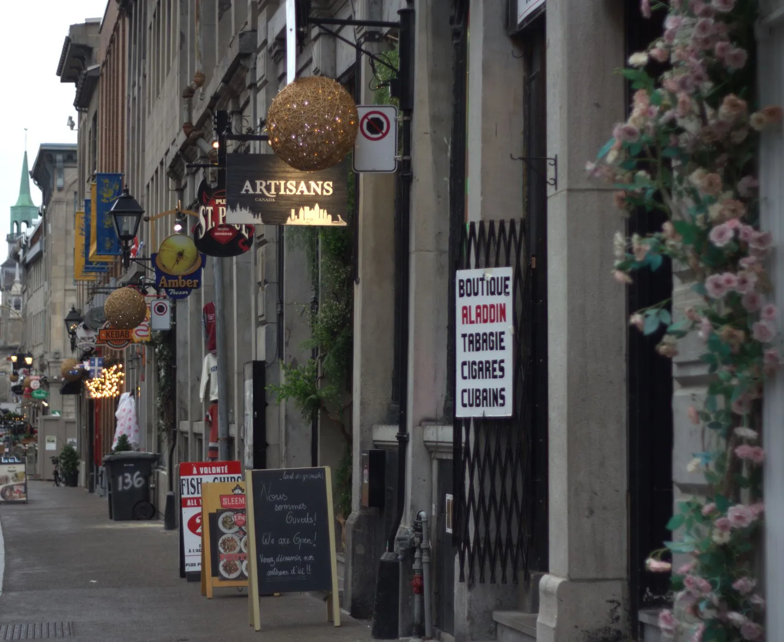 Façades et enseignes le long d’une rue du Vieux-Montréal.